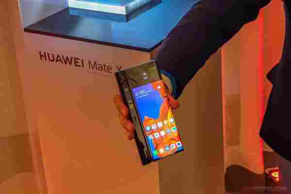 Huawei Mate X intra in sfarsit la vanzare